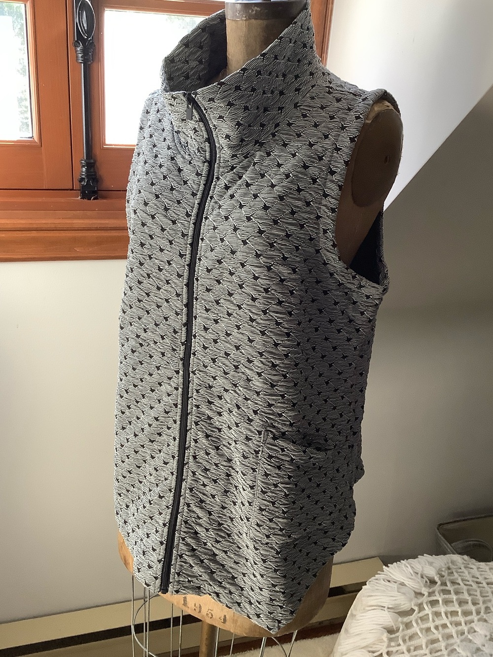 HABITAT VEST women zip up Grey,black,asymmetrical,collar.Large